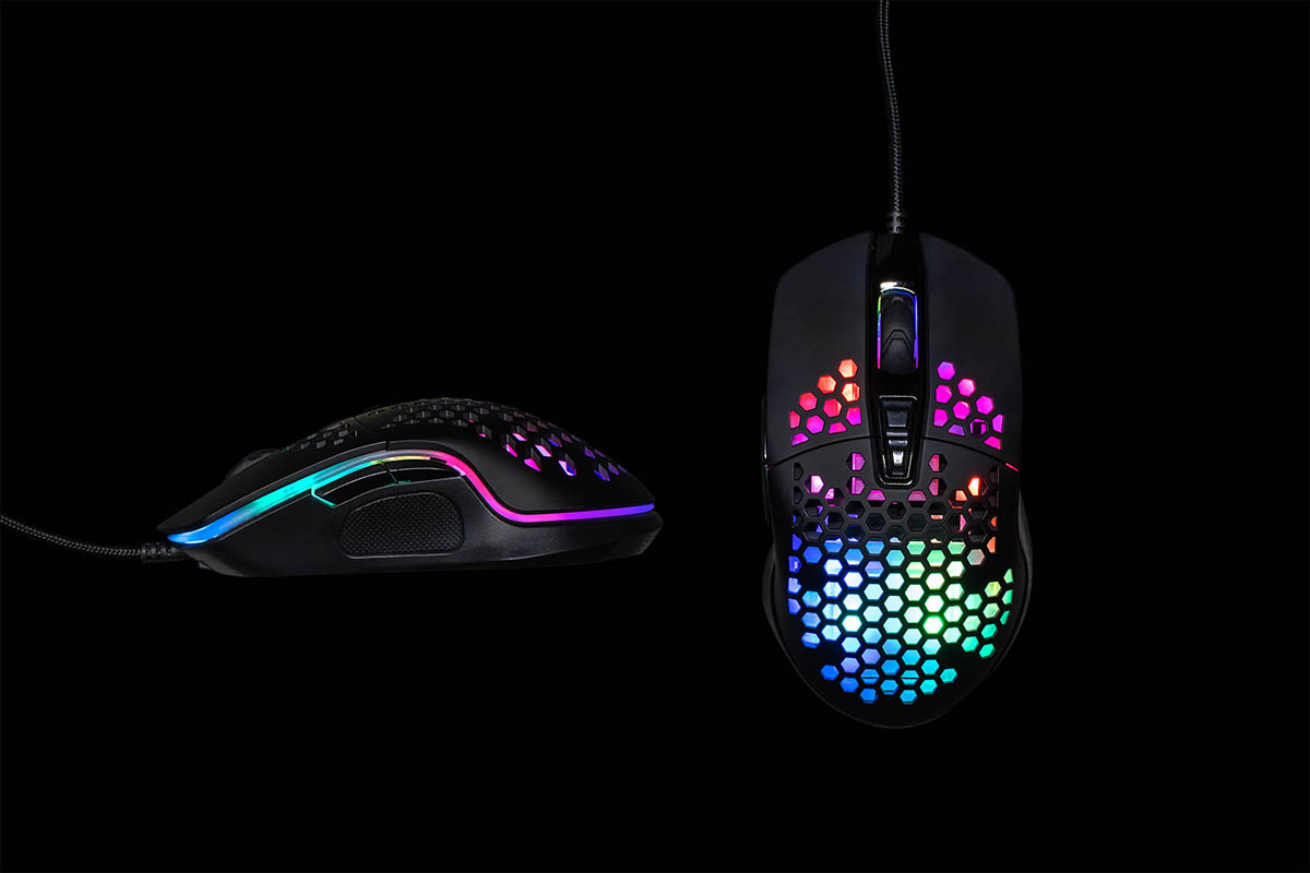 RGB podsvícená myš C-tech focená na černém pozadí.