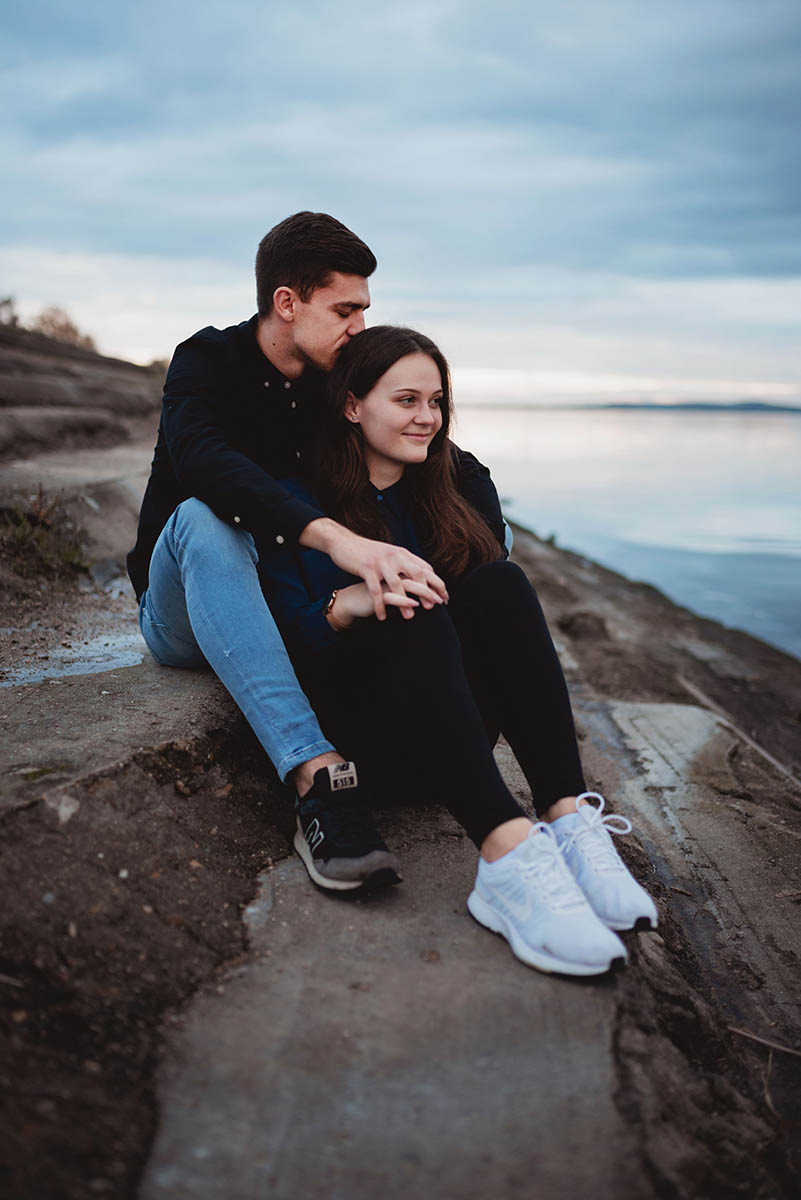 Zamilovaný pár sedí v objetí na hrázi novomlýnské nádrže.