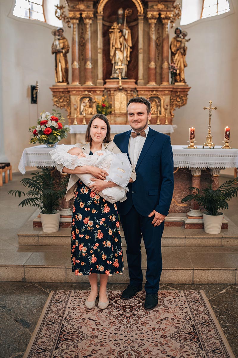 Eliška s rodinou po křestu v kostele v Heřmanově na Vysočině.
