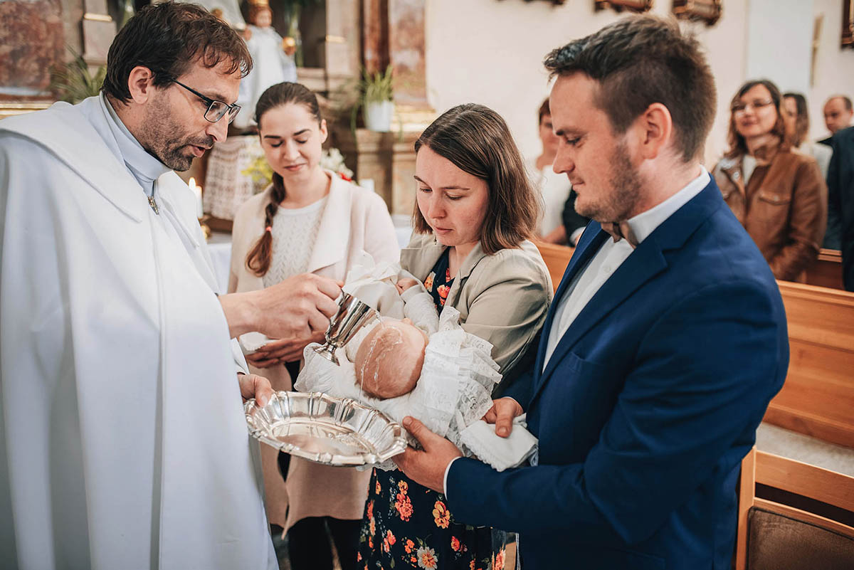 Eliška a její rodiče při křestu v kostele v Heřmanově.