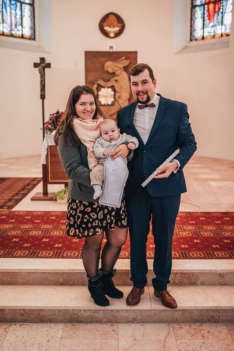 Tomášek s rodinou po křestu v kostele.