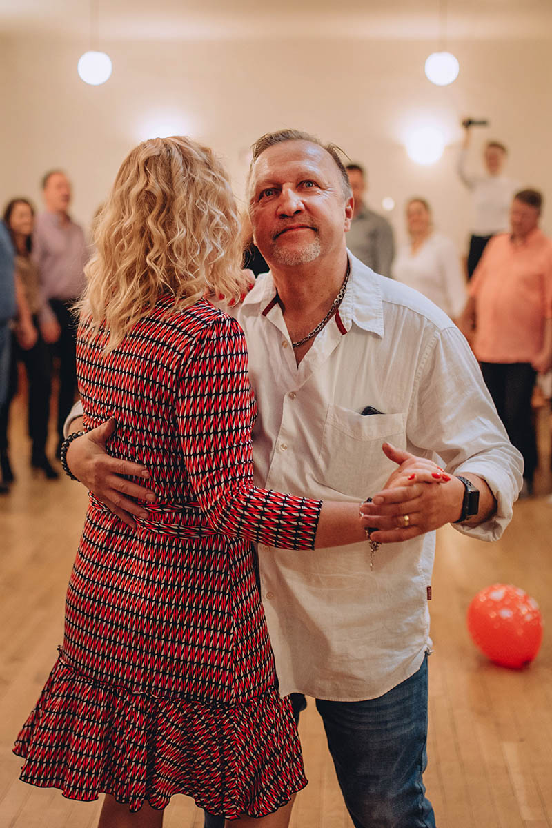 Oslavenkyně na oslavě padesátin tančí se svým manželem.